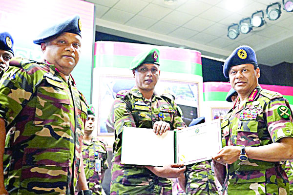 সেনাবাহিনী প্রধানের প্রশংসাপত্র প্রদান