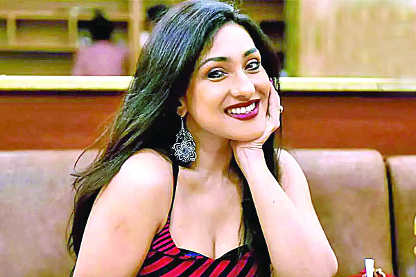 উত্তাপ ছড়ালেন ঋতুপর্ণা
