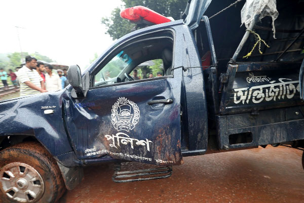 তিন পুলিশ সদস্য নিহত, আহত ৩