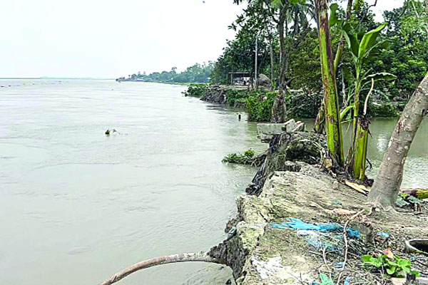 ভাঙন আতঙ্কে মানুষ