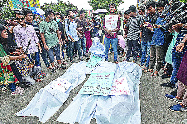 উত্তীর্ণের আশ্বাসে অবরোধ প্রত্যাহার