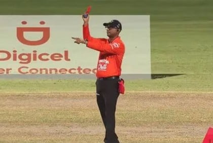 ক্রিকেটের ইতিহাসে প্রথম, লাল কার্ড দেখে মাঠের বাইরে নারিন (ভিডিও)