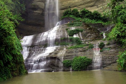 পাহাড়ি ঝর্ণার স্রোতধারায় উচ্ছ্বসিত পর্যটক