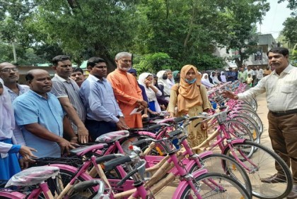 পীরগঞ্জে স্পিকারের পক্ষে নারী শিক্ষার্থীদের বাইসাইকেল বিতরণ 