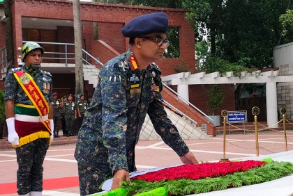 বঙ্গবন্ধুর সমাধিতে আনসার-ভিডিপি মহাপরিচালকের শ্রদ্ধা