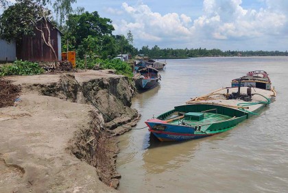 সিরাজগঞ্জে যমুনার পানি বিপৎসীমা ছুঁই ছুঁই