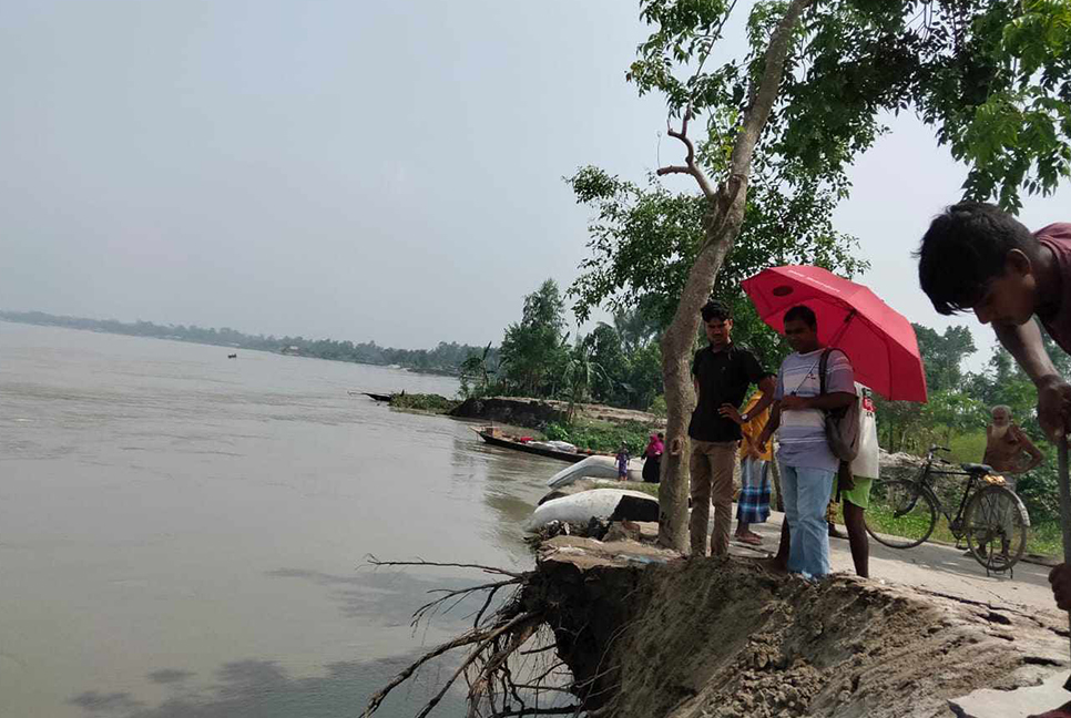 ভাঙন আতঙ্কে নির্ঘুম রাত কাটছে নদী তীরবর্তী মানুষের