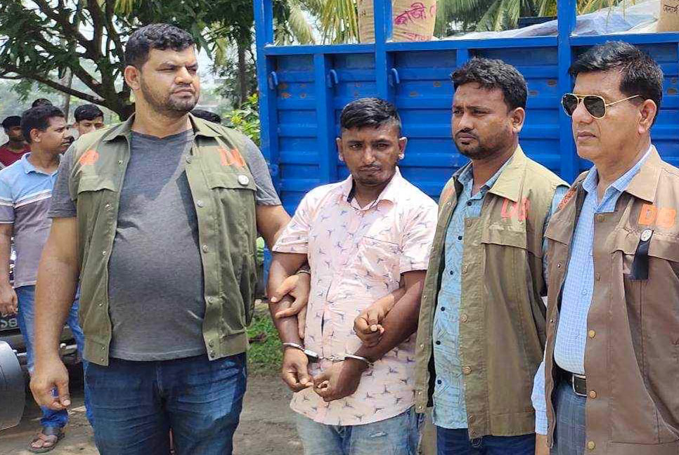 টিসিবির চাল বিক্রি করতে এসে ডিবির হাতে আটক ডিলার