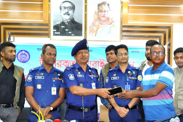 বরিশালে ৪১টি মুঠোফোন উদ্ধার 
করে প্রকৃত মালিকদের ফিরিয়ে দিল পুলিশ