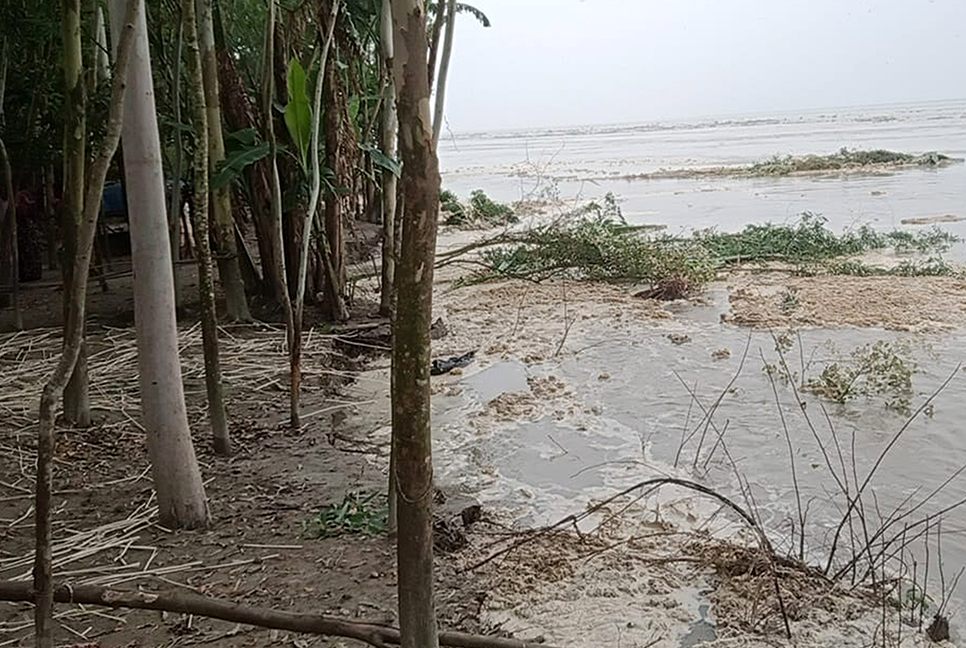 বগুড়ায় বন্যায় নদী ভাঙন, নিরাপদ আশ্রয়ে ছুটছেন মানুষ 