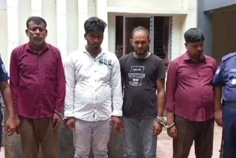পরিবহনে চাঁদাবাজির অভিযোগে আটক ৪