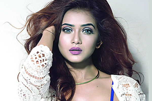 সম্মাননায় তানজিন তিশা