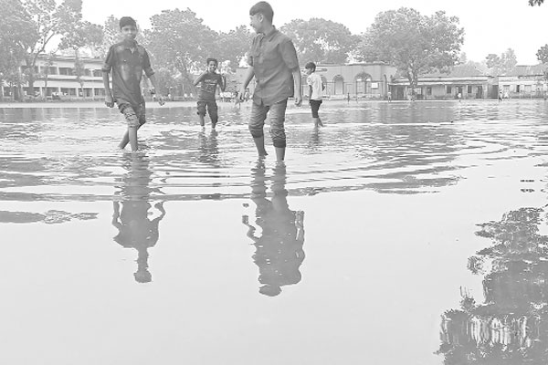 বৃষ্টি হলেই ভোগান্তি ১৪০০ শিক্ষার্থীর