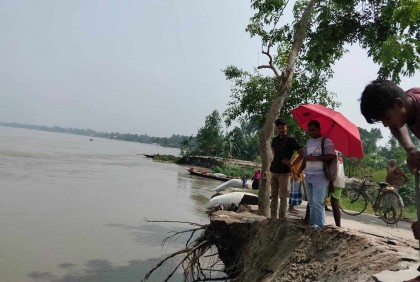 ভাঙন আতঙ্কে নির্ঘুম রাত কাটছে নদী তীরবর্তী মানুষের
