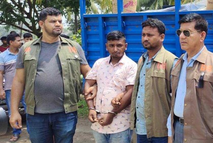 টিসিবির চাল বিক্রি করতে এসে ডিবির হাতে আটক ডিলার