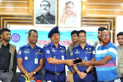 বরিশালে ৪১টি মুঠোফোন উদ্ধার 
করে প্রকৃত মালিকদের ফিরিয়ে দিল পুলিশ