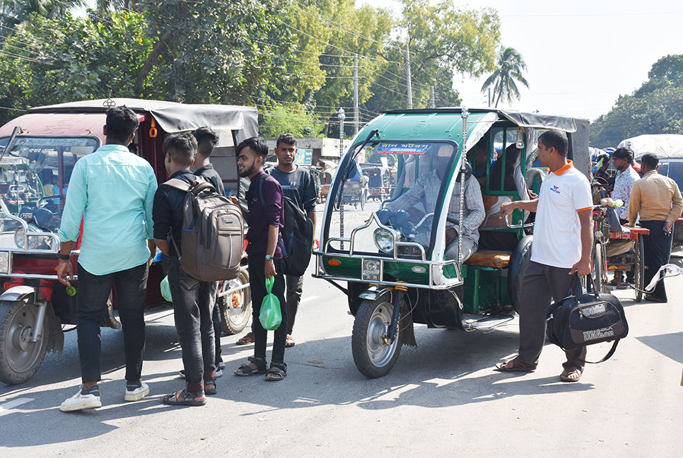 রাজবাড়ী-ফরিদপুর রুটে বাস চলাচল বন্ধ, ভোগান্তি চরমে