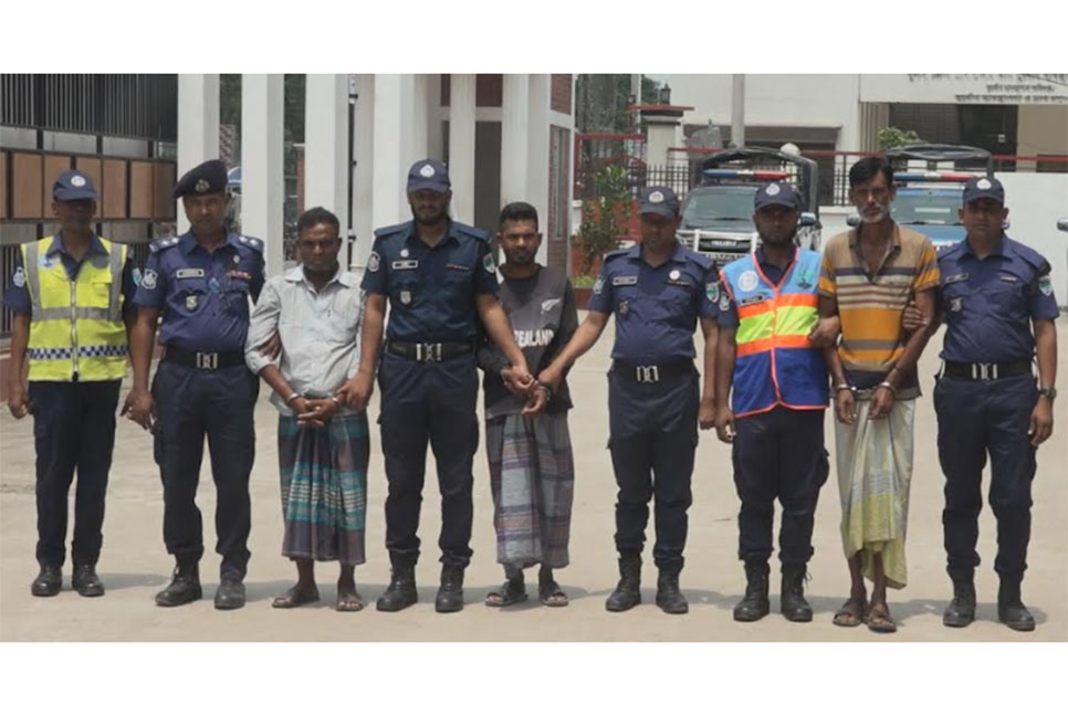 খুলনায় ইজিবাইক চালক হত্যাকাণ্ডে 
তিন আসামি গ্রেফতার