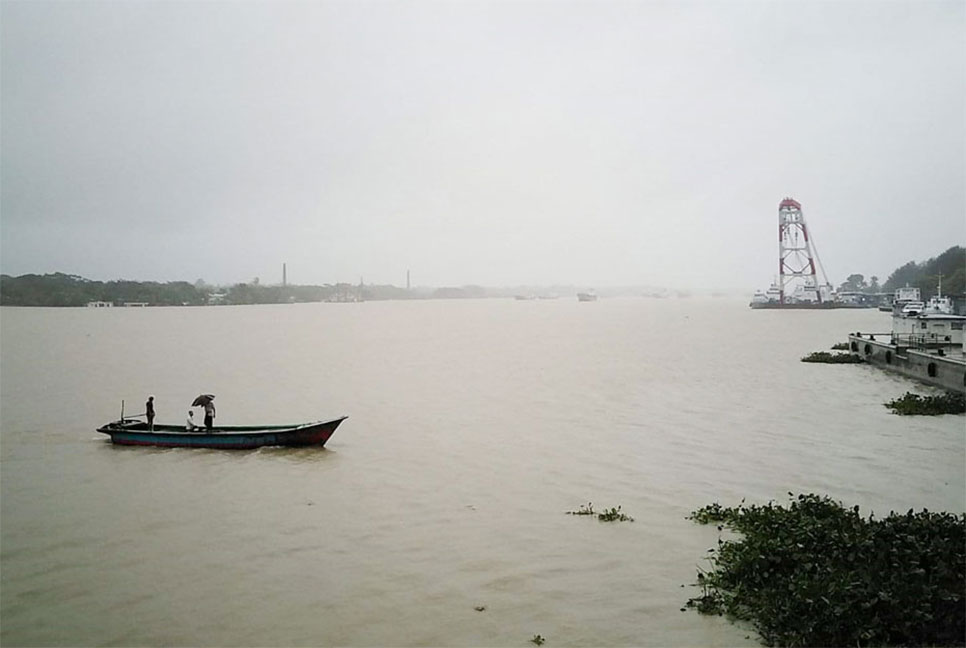 বরিশালে তিন নদীর পানি বিপৎসীমার উপরে