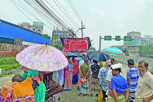 লাইনে দাঁড়িয়ে দিন পার