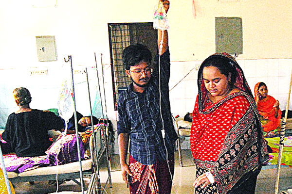 হাসপাতালে ডেঙ্গুর চিকিৎসা নিতে মানুষের ভিড়