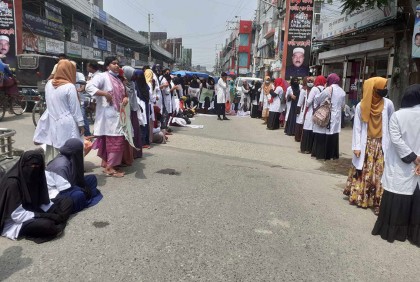 কুষ্টিয়ায় সড়ক অবরোধ করে ম্যাটস শিক্ষার্থীদের মানববন্ধন