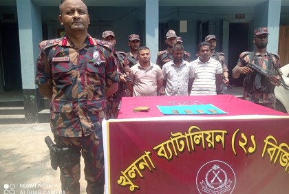 বেনাপোল সীমান্ত থেকে ৪ স্বর্ণের বার উদ্ধার, ৩ পাচারকারী আটক