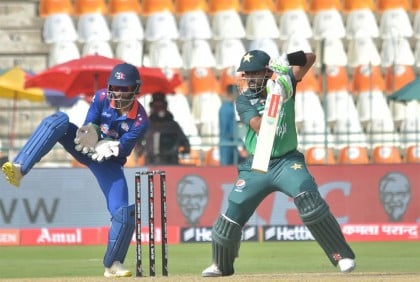 একপ্রান্ত আগলে দুর্দান্ত সেঞ্চুরি হাঁকালেন বাবর আজম