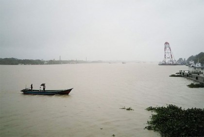 বরিশালে তিন নদীর পানি বিপৎসীমার উপরে