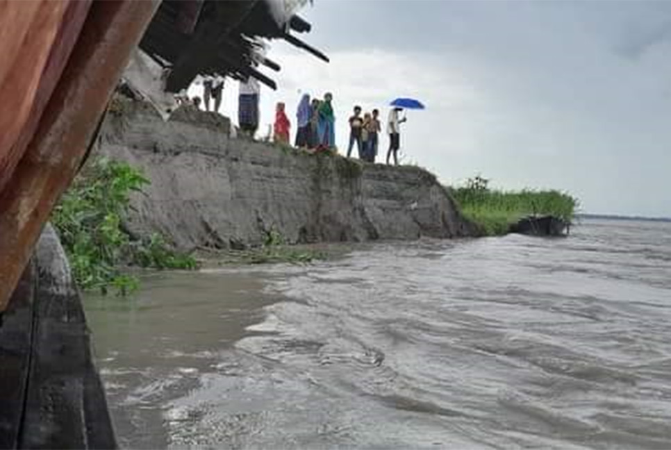 ব্রহ্মপুত্রের পানি বিপৎসীমার উপরে, ভাঙন আতঙ্কে নদী পাড়ের মানুষ
