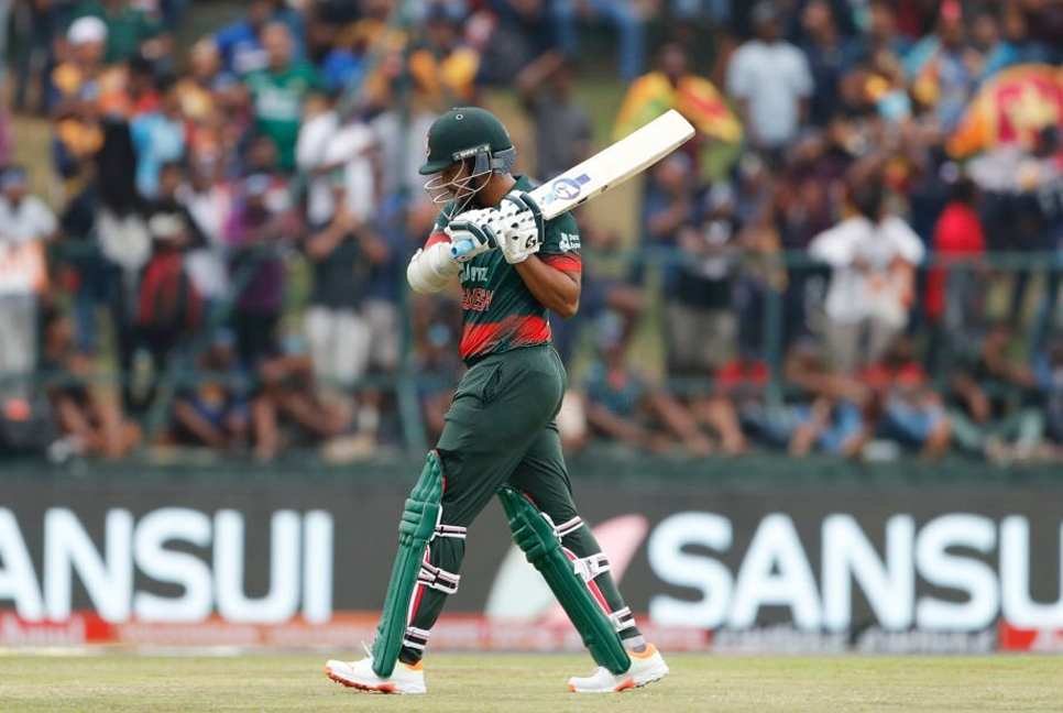 পাঁচ রানে ফিরলেন অধিনায়ক সাকিব, চাপে টাইগাররা