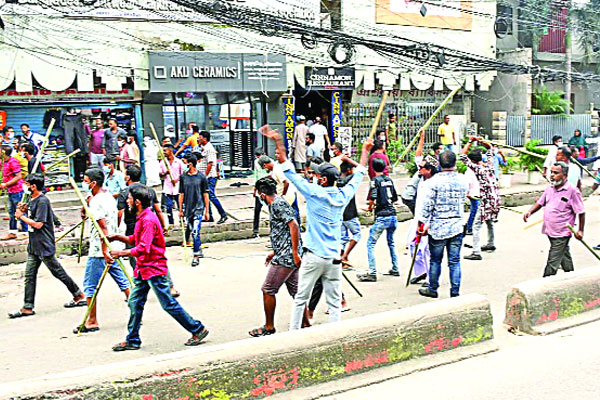 হঠাৎ সংঘর্ষ নেতাদের মারধর