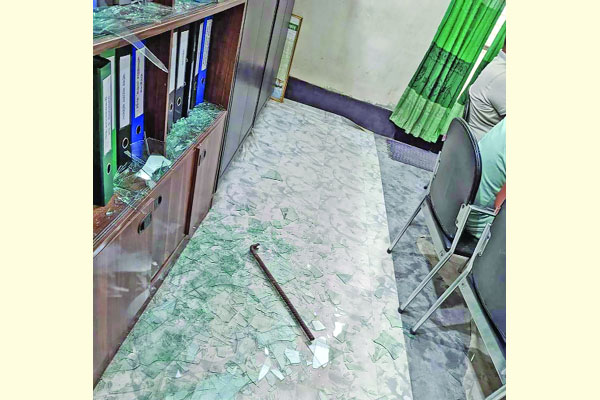 মন্ত্রিপুত্রের ডাকে সাড়া না দেওয়ায় বিদ্যুৎ অফিসে ভাঙচুর