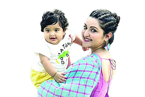 পদ্মকে ঘিরে পরীমণি