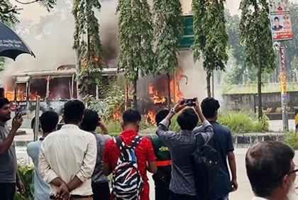 আগারগাঁওয়ে বাসে আগুন