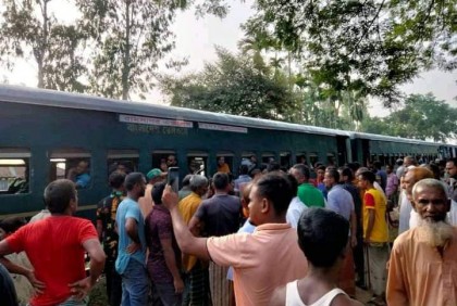 যাত্রাবিরতির দাবিতে রামসাগর এক্সপ্রেস ট্রেন আটকে অবস্থান কর্মসূচি  