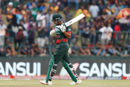 পাঁচ রানে ফিরলেন অধিনায়ক সাকিব, চাপে টাইগাররা