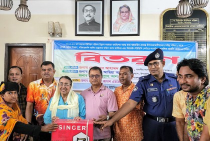 মিঠামইনে দরিদ্র নারীদের মাঝে সেলাই মেশিন বিতরণ