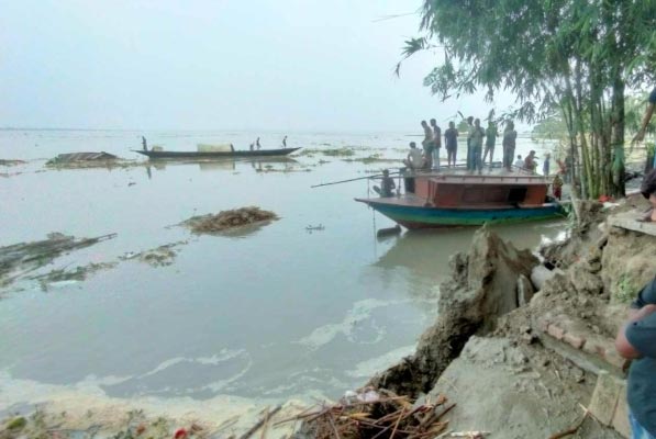 বিপৎসীমার ওপর দিয়ে প্রবাহিত হচ্ছে যমুনা নদীর পানি 