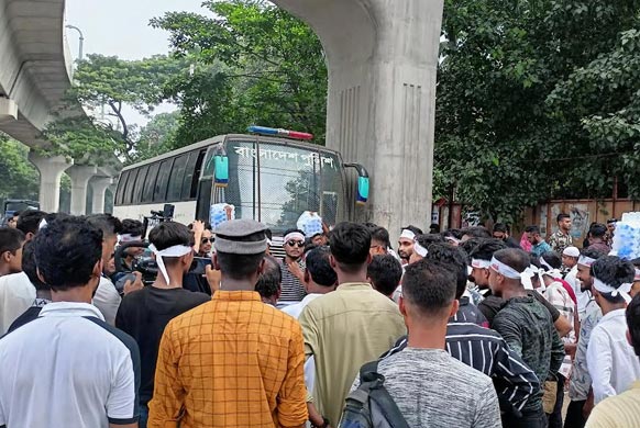 মিছিল নিয়ে সোহরাওয়ার্দী উদ্যানে প্রবেশ করছেন ছাত্রলীগের নেতাকর্মীরা