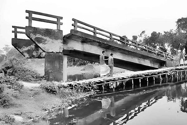 ছয় বছর ধরে ভাঙা সেতু