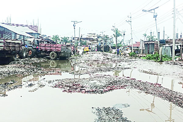 বরিশাল-কুয়াকাটা ১১ কিলোমিটার বেহাল সড়কে ভোগান্তি