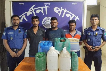 চোলাই মদসহ তিন মাদক কারবারি আটক