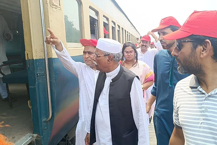 ট্রেন রিজার্ভ করে টাঙ্গাইল জেলা আওয়ামী লীগের ঢাকায় সুধী সমাবেশে যোগদান