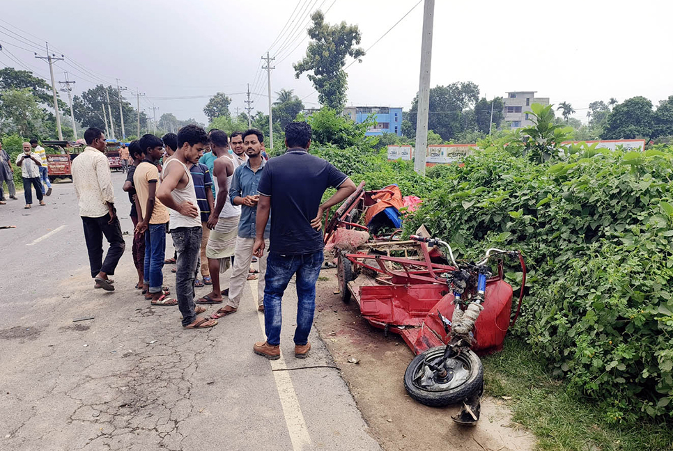 দিনাজপুরে ট্রাক চাপায় ইজিবাইক চালক নিহত, আহত দুই