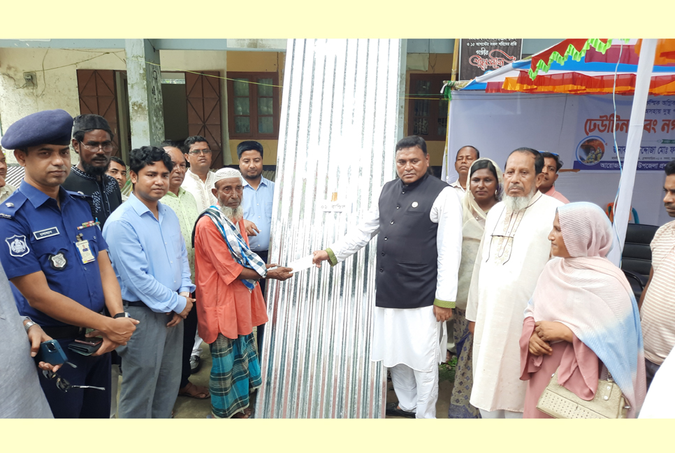 নাসিরনগরে ৯০ অসহায় পরিবারে ঢেউটিন বিতরণ


