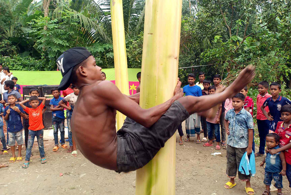 কোটালীপাড়ায় তৈলাক্ত কলাগাছ বেয়ে ওঠা প্রতিযোগিতা