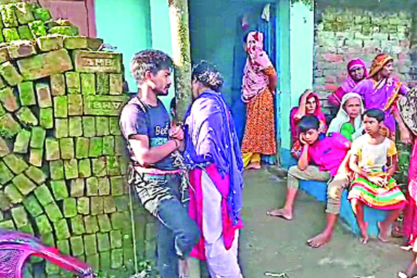 প্রেমিক যুগলকে গাছে বেঁধে নির্যাতন শেষে পুলিশে সোপর্দ