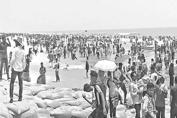কুয়াকাটায় পর্যটকের উচ্ছ্বাস