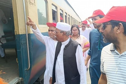 ট্রেন রিজার্ভ করে টাঙ্গাইল জেলা আওয়ামী লীগের ঢাকায় সুধী সমাবেশে যোগদান